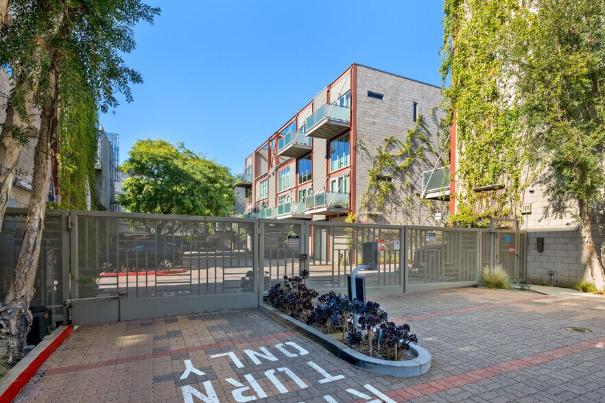 More Photos Of 3450 Cahuenga Blvd W, Los Angeles Office Residential For Lease
