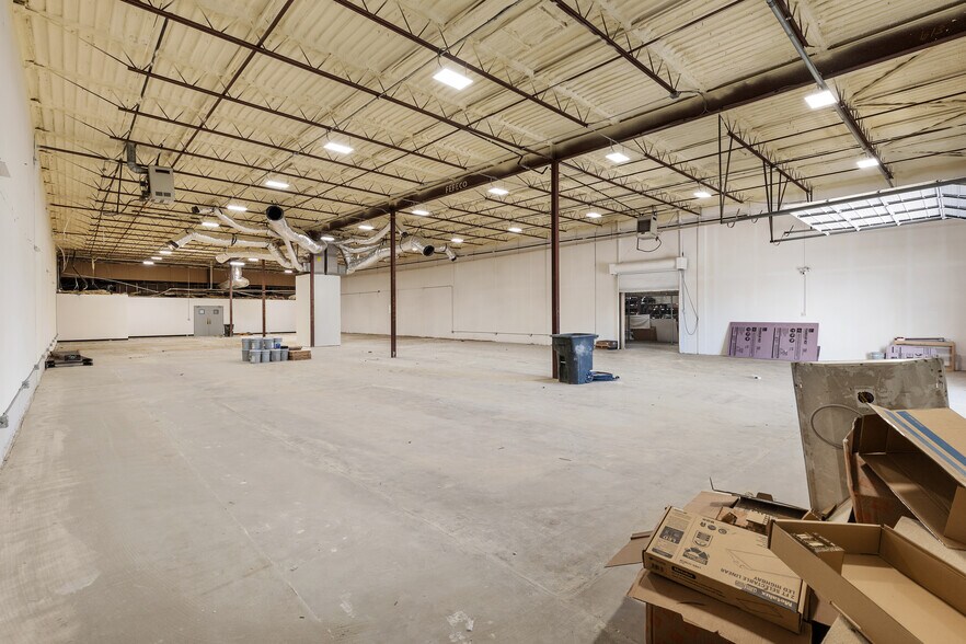 More Photos Of 10823 Sanden Dr, Dallas Flex For Lease