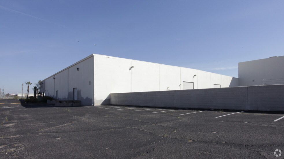 More Photos Of 4215 W Lower Buckeye Rd, Phoenix Warehouse For Lease