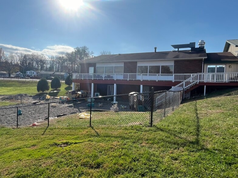 More Photos Of 412 S Madison Ave, North Vernon Flex For Sale