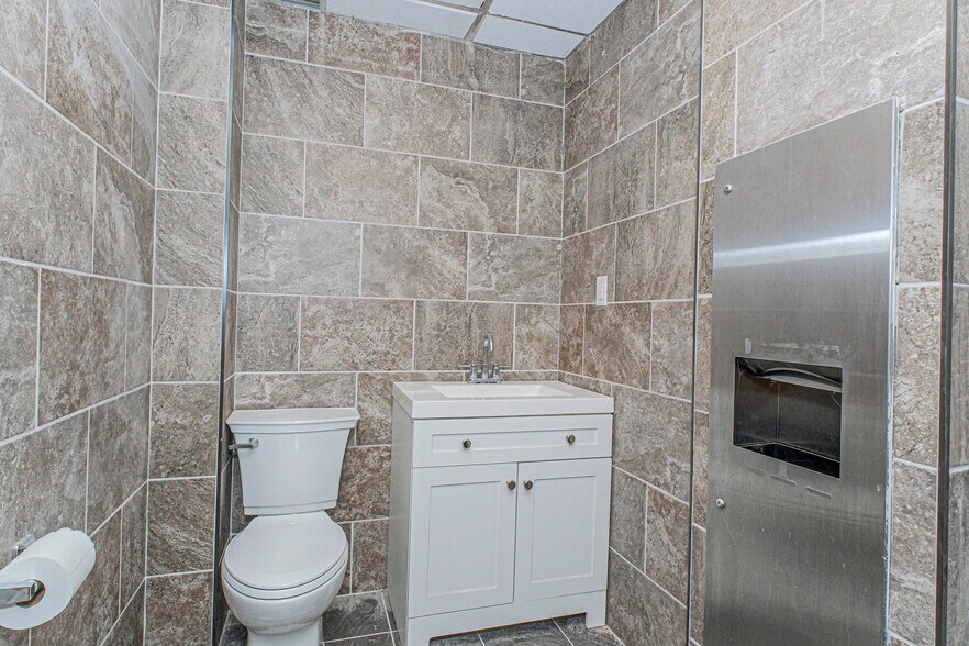More Photos Of 56 Seguine Ave, Staten Island Storefront Retail Office For Lease