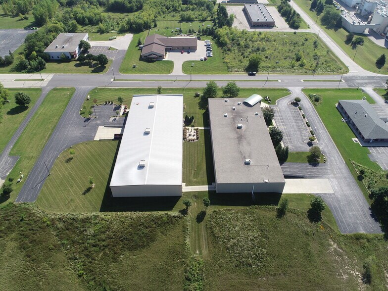 More Photos Of 591 N Dekora Woods Blvd, Saukville Unknown For Lease