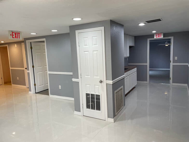 More Photos Of 11412 N Central Ave, Tampa Office For Lease