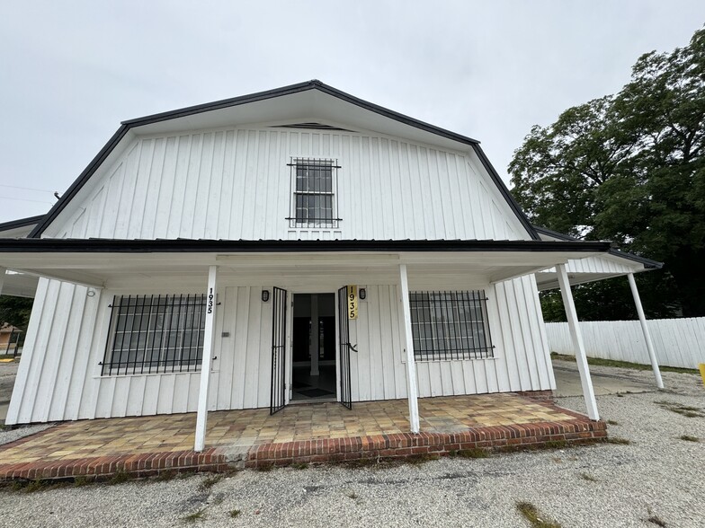 Primary Photo Of 1935 Gillespie St, Fayetteville Convenience Store For Sale