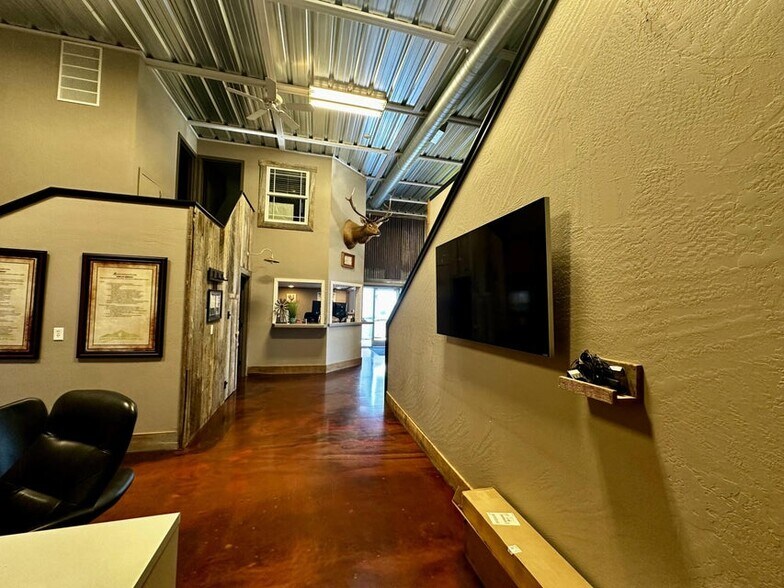 More Photos Of 3811 Crater Lake Hwy, Medford Warehouse For Sale