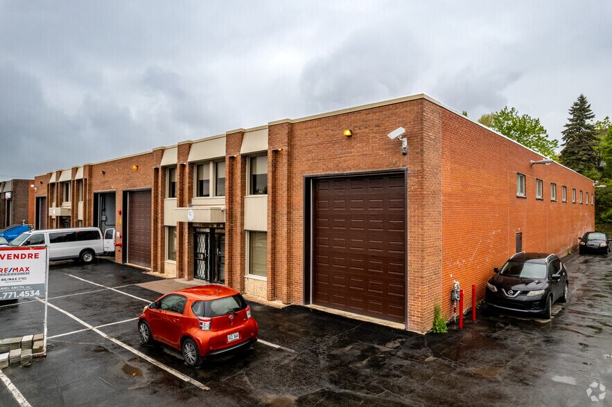 Primary Photo Of 8775-8797 Rue Champ-d'Eau, Montréal Service For Sale