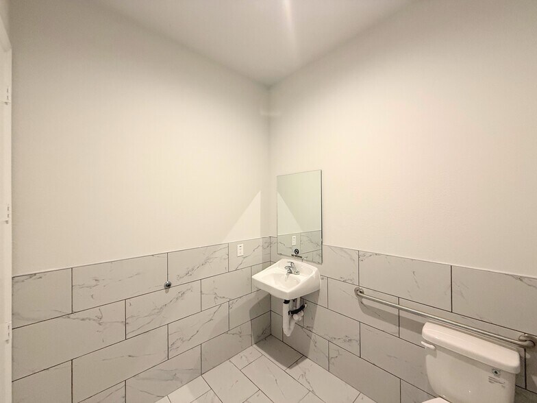 More Photos Of 6000 Alma Rd, McKinney Unknown For Lease