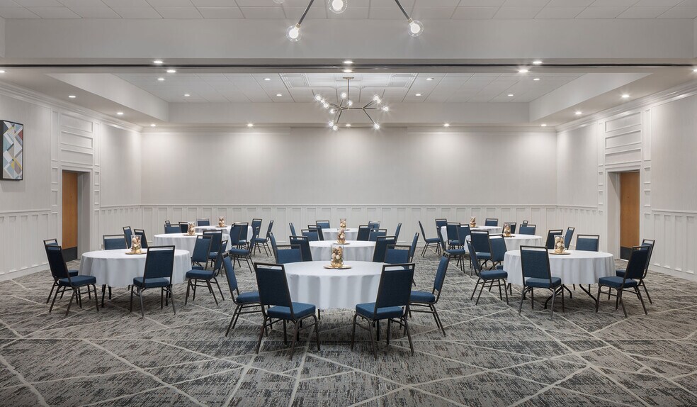 More Photos Of 4960 Towne Centre Rd, Saginaw Hotel For Sale