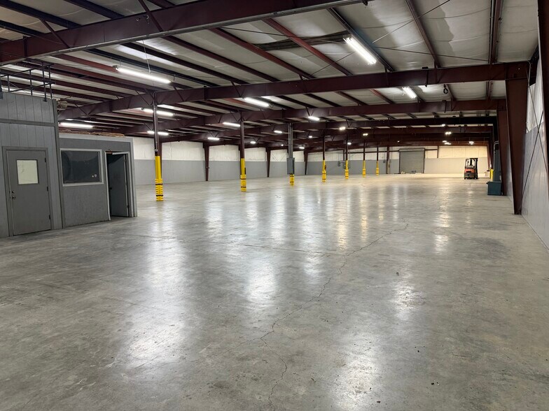 More Photos Of 519 Hill Rd, Dalton Warehouse For Lease