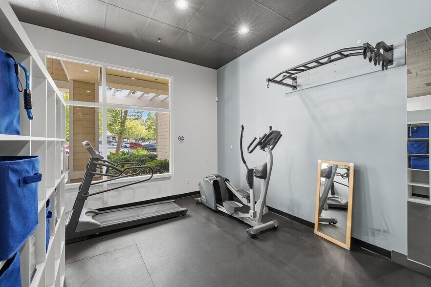 More Photos Of 1145 Lindero Canyon Rd, Westlake Village Freestanding For Lease