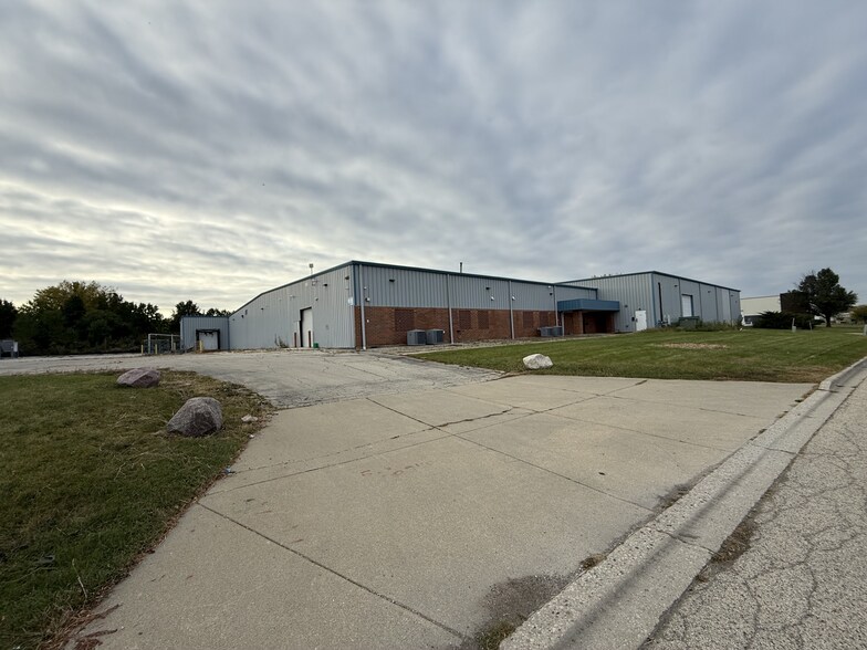 More Photos Of 740 Schneider Dr, South Elgin Manufacturing For Sale