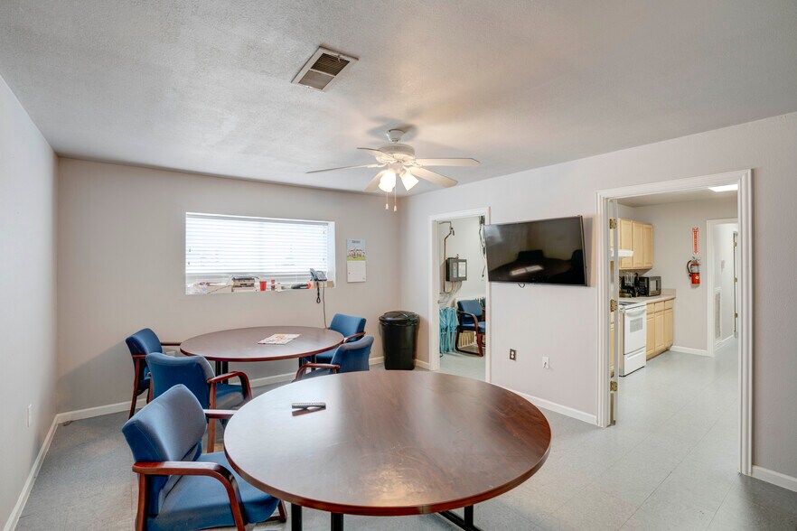 More Photos Of 11578 Airway Blvd, Roanoke Warehouse For Sale