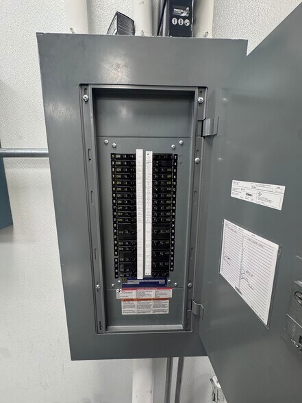 More Photos Of 665 450 N, Vineyard Storefront For Lease