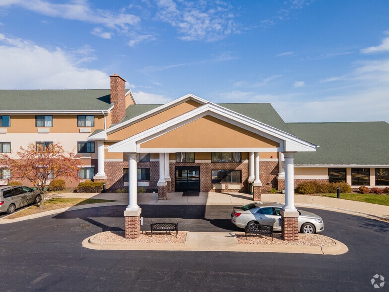 More Photos Of 175 Remington Blvd, Bolingbrook Hotel For Sale