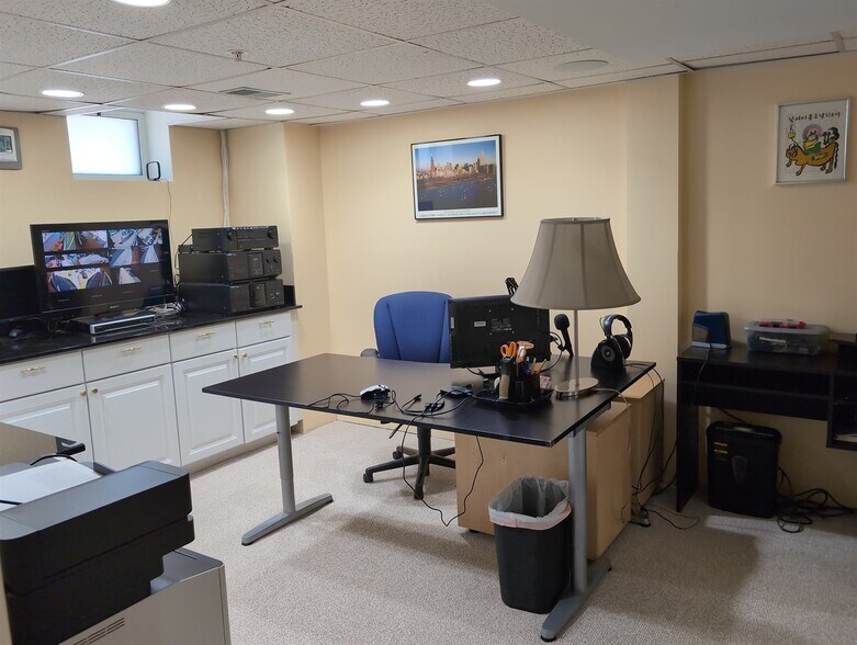 More Photos Of 417 N Hough St, Barrington Medical For Sale