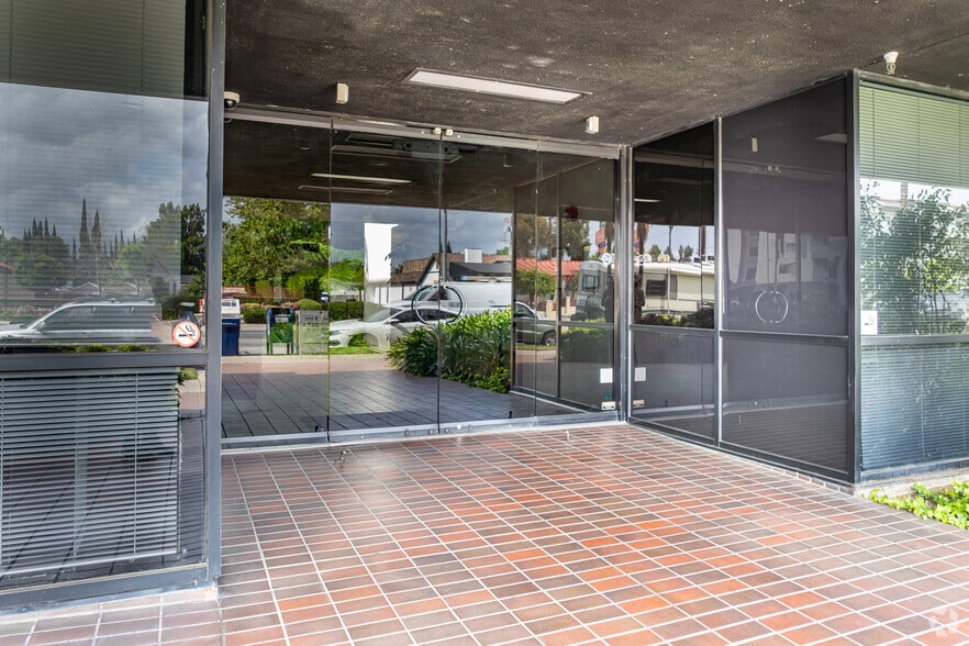 More Photos Of 16600 Sherman Way, Van Nuys Office For Lease