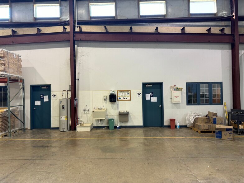 More Photos Of 498 Maratech Ave, Marathon Industrial For Lease