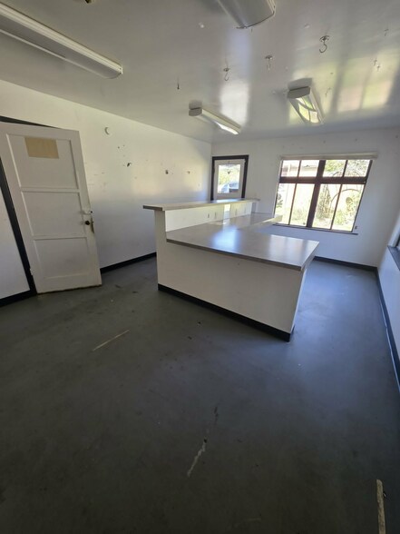 More Photos Of 1407 S 129th St, Burien Flex For Lease