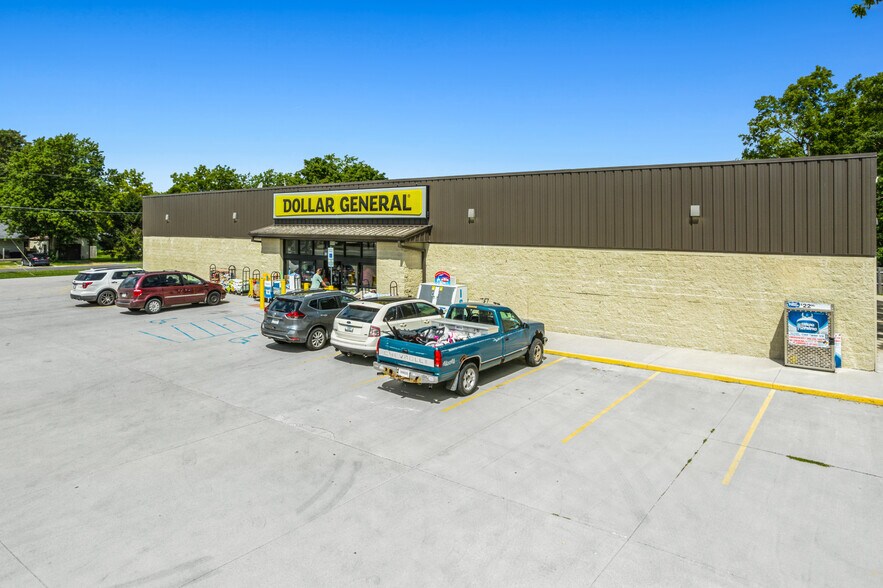 More Photos Of 124 W Jasper St, Goodland Storefront For Sale