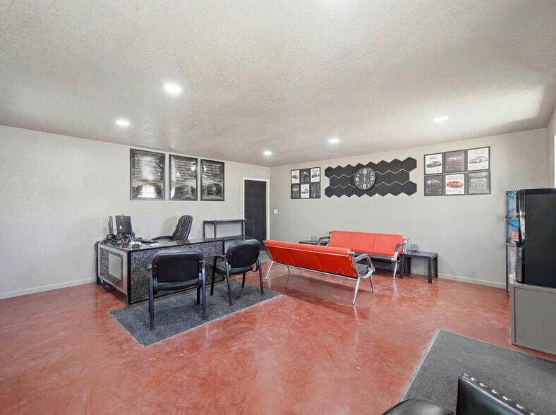 More Photos Of 117 Business Dr W, Kerrville Warehouse For Sale