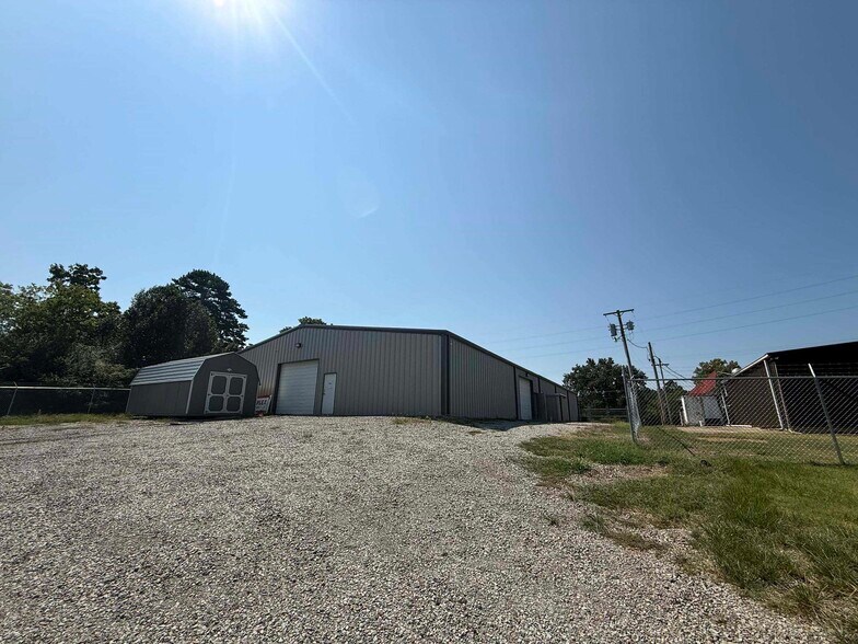 More Photos Of 1705 W Walnut St, Paris Industrial For Lease
