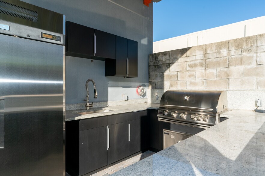 More Photos Of 3158 24th Ave N, Saint Petersburg Showroom For Sale