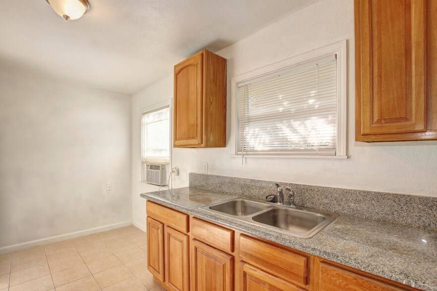 More Photos Of 2611 Alhambra, Sacramento Apartments For Sale