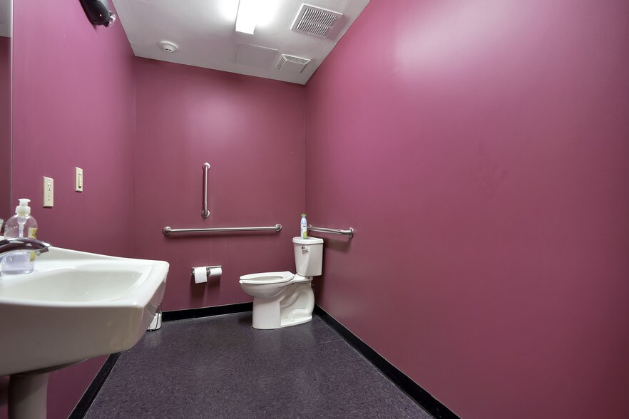 More Photos Of 1 W Main St, Somerville Freestanding For Lease