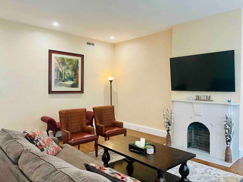 More Photos Of 88 N Main St, Washington Storefront Retail Residential For Sale