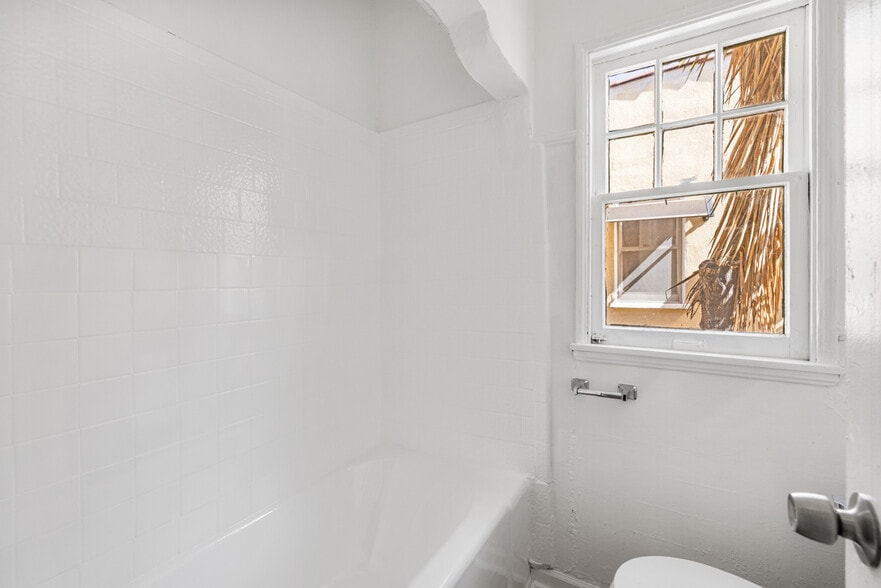 More Photos Of 1836 Lansdowne Ave, Los Angeles Multifamily For Sale