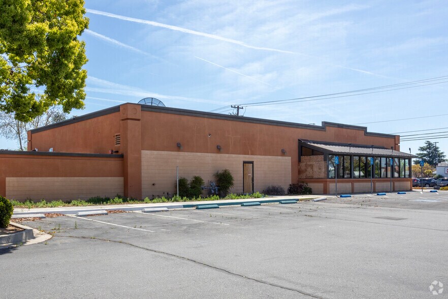 More Photos Of 7007 N Cedar Ave, Fresno Restaurant For Lease
