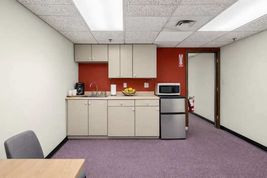 More Photos Of 464-468 Essex St @ Hampshire st, Lawrence Office For Sale