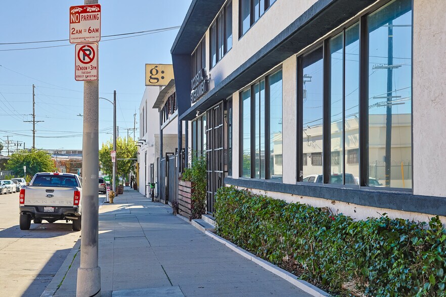More Photos Of 1041 N Mansfield Ave, Los Angeles Light Distribution For Sale