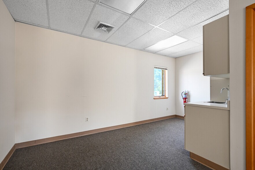 More Photos Of 15 Rockland Ter, Verona Office For Lease