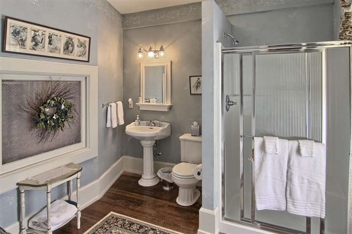 More Photos Of 230 Wellington St, Traverse City Hospitality For Sale