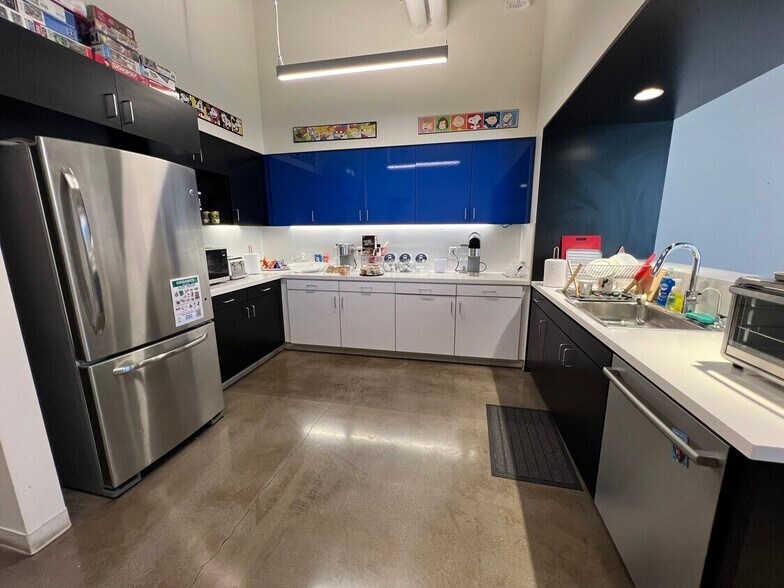 More Photos Of 3220 Winona Ave, Burbank Research And Development For Lease