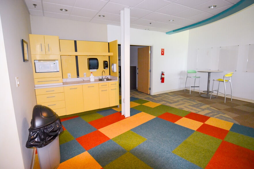 More Photos Of 888 Dayton St, Yellow Springs Warehouse For Lease