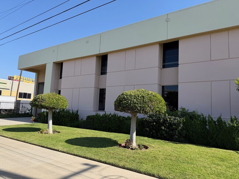 More Photos Of 20218-20220 S Hamilton Ave, Torrance Showroom For Lease