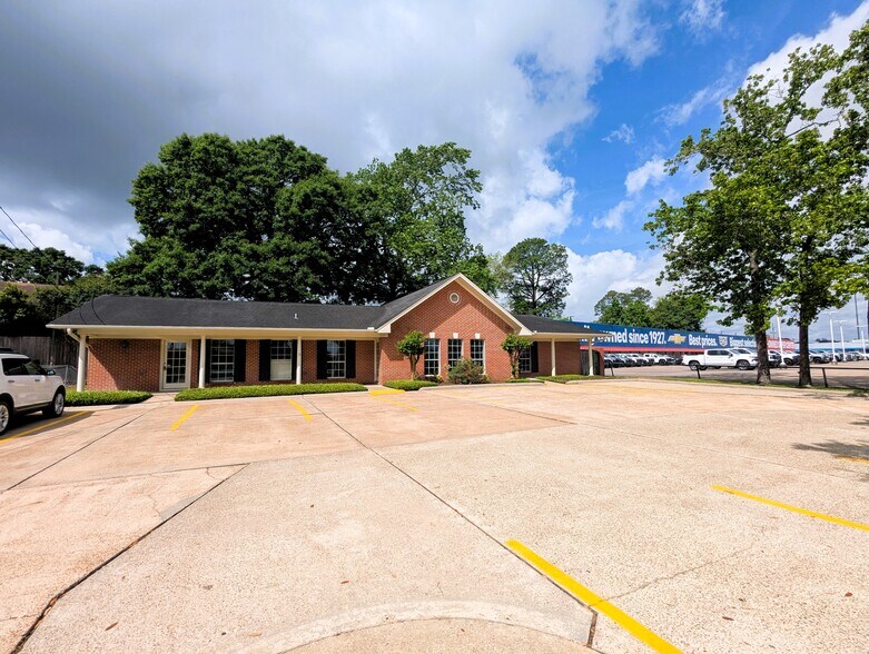 More Photos Of 3635 Eastex Fwy, Beaumont Office For Sale