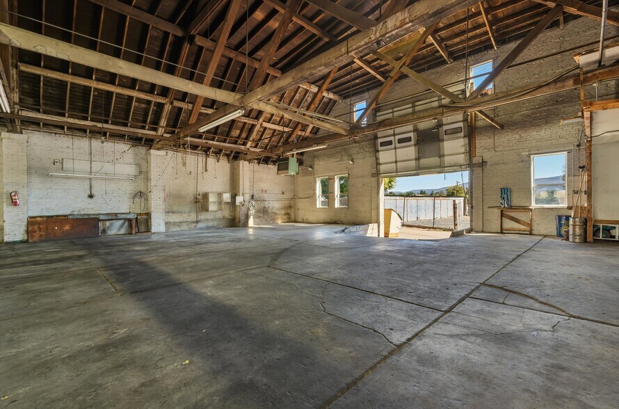 More Photos Of 201 N 2nd St, Raton Auto Repair For Sale