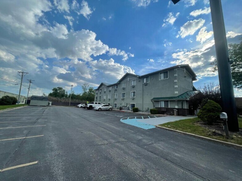 More Photos Of 522 E Coliseum Blvd, Fort Wayne Hotel For Sale