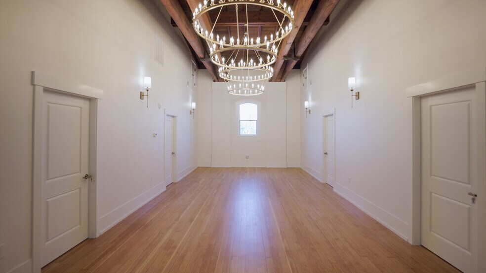 More Photos Of 550 N 1st St, Woodburn Office For Sale