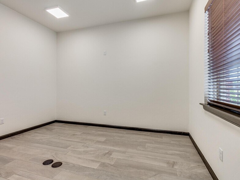 More Photos Of 15201 Crown at Lone Oak Rd, Edmond Unknown For Lease