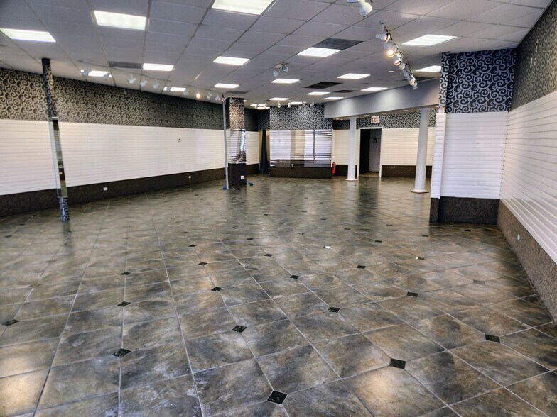 More Photos Of 955 W Diversey Pky, Chicago Storefront For Lease