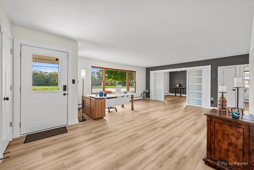 More Photos Of 124 E Oak Knoll Dr, Hampshire Office For Sale