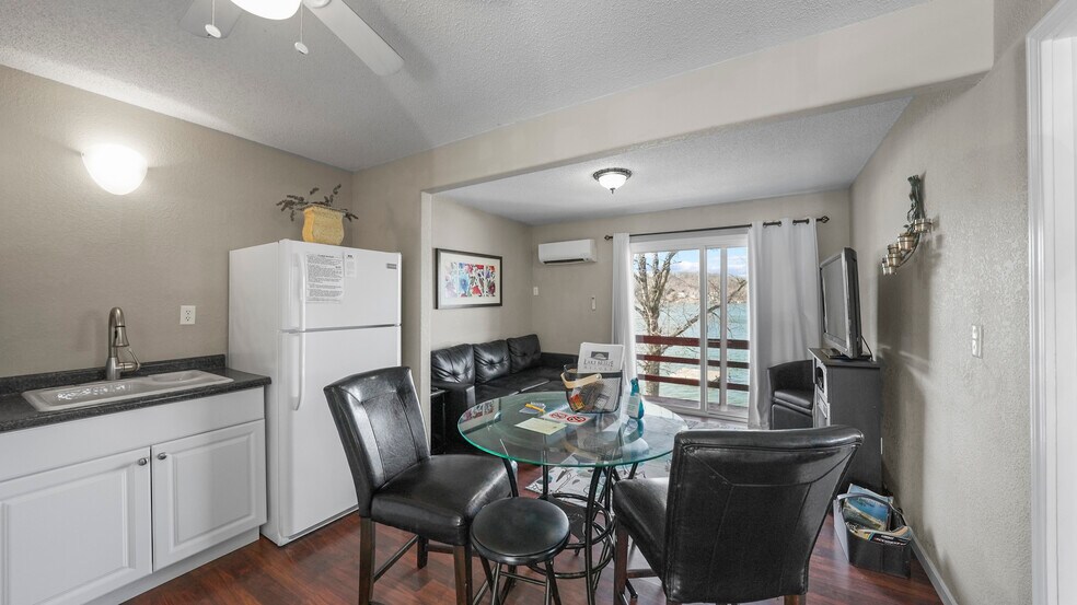 More Photos Of 91 Breeze Dr, Camdenton Hotel For Sale