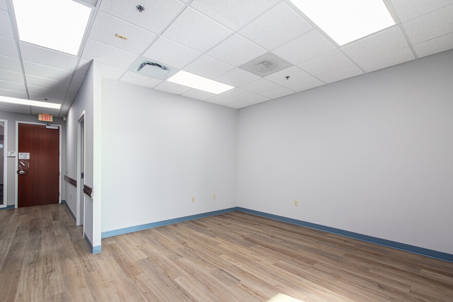 More Photos Of 21351 Gentry Dr, Sterling Office For Sale