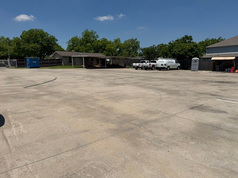 More Photos Of 414 N Kealy Ave, Lewisville Office For Sale