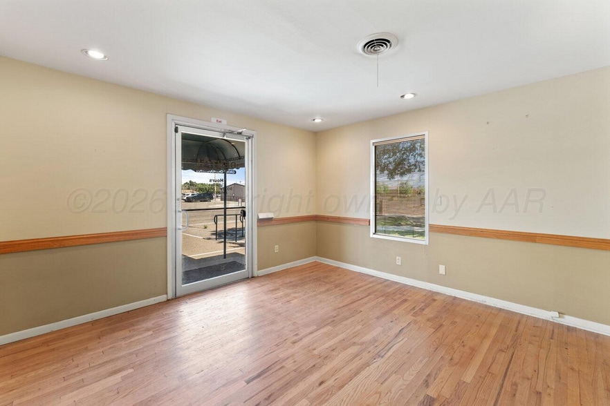 More Photos Of 206 S Bliss Ave, Dumas Office For Sale