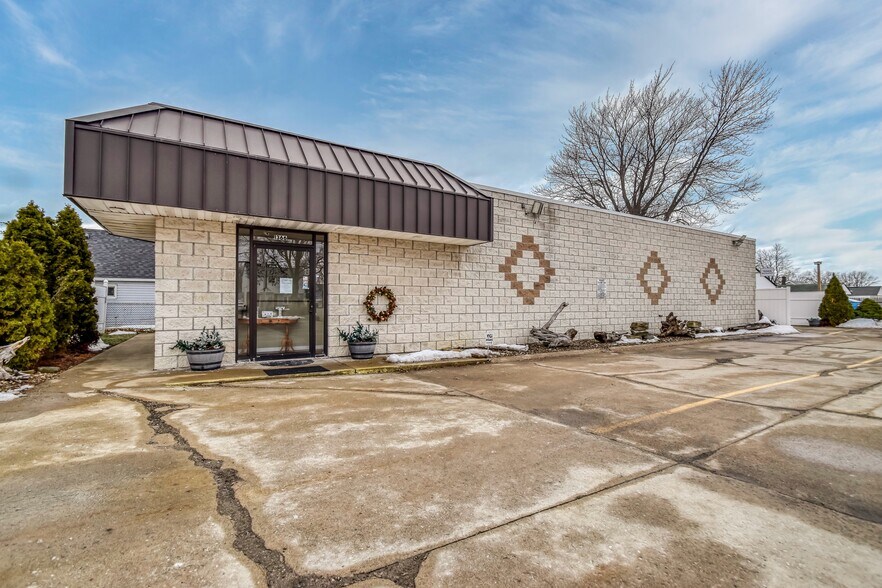 Primary Photo Of 1366 E 346th St, Eastlake Restaurant For Sale